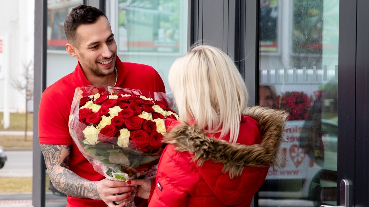 Proč muži neradi kupují kytice k narozeninám? Důvody známe a rádi vám je rozmluvíme